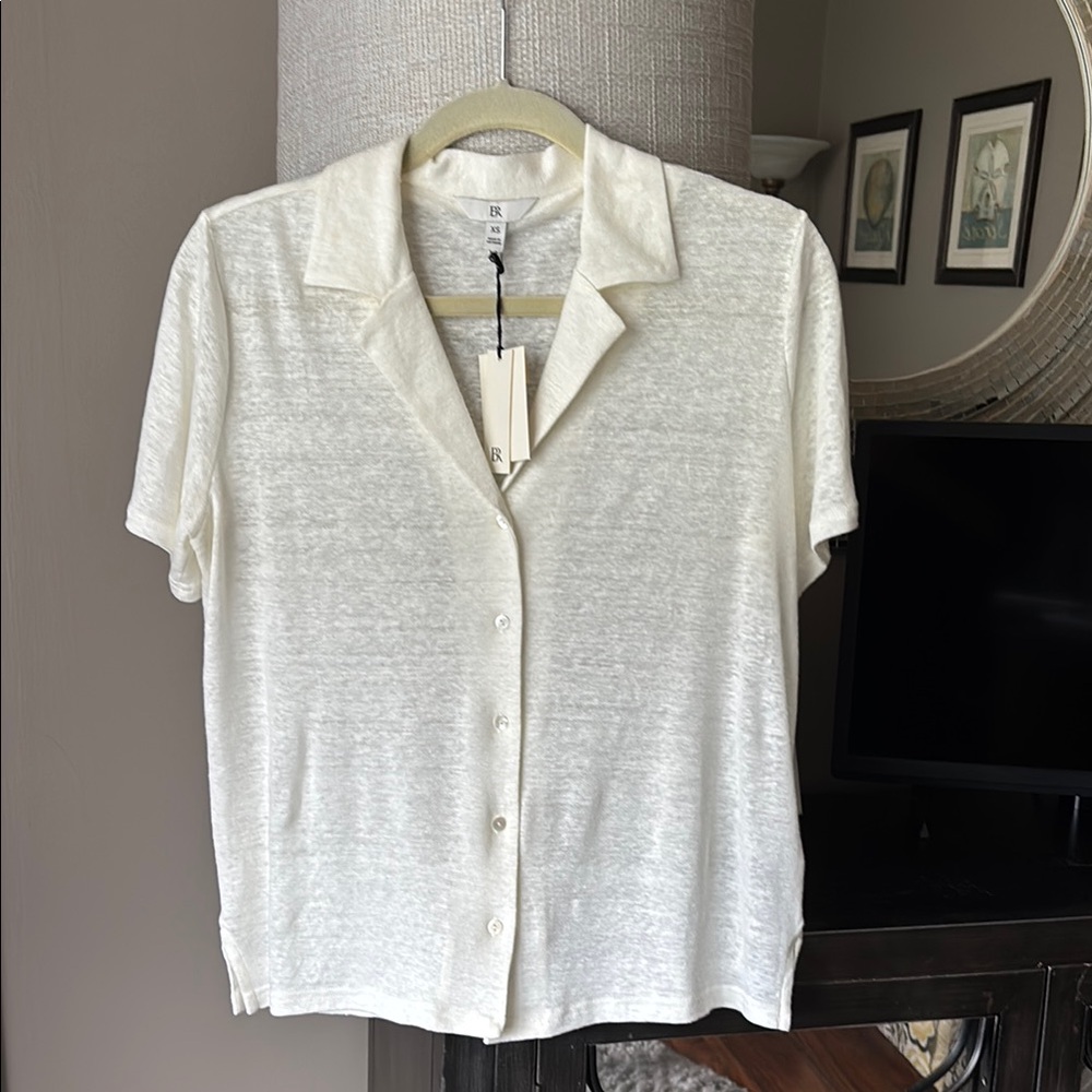 Banana Republic Cream Textured Shirt. Never worn. XS but fits like a medium